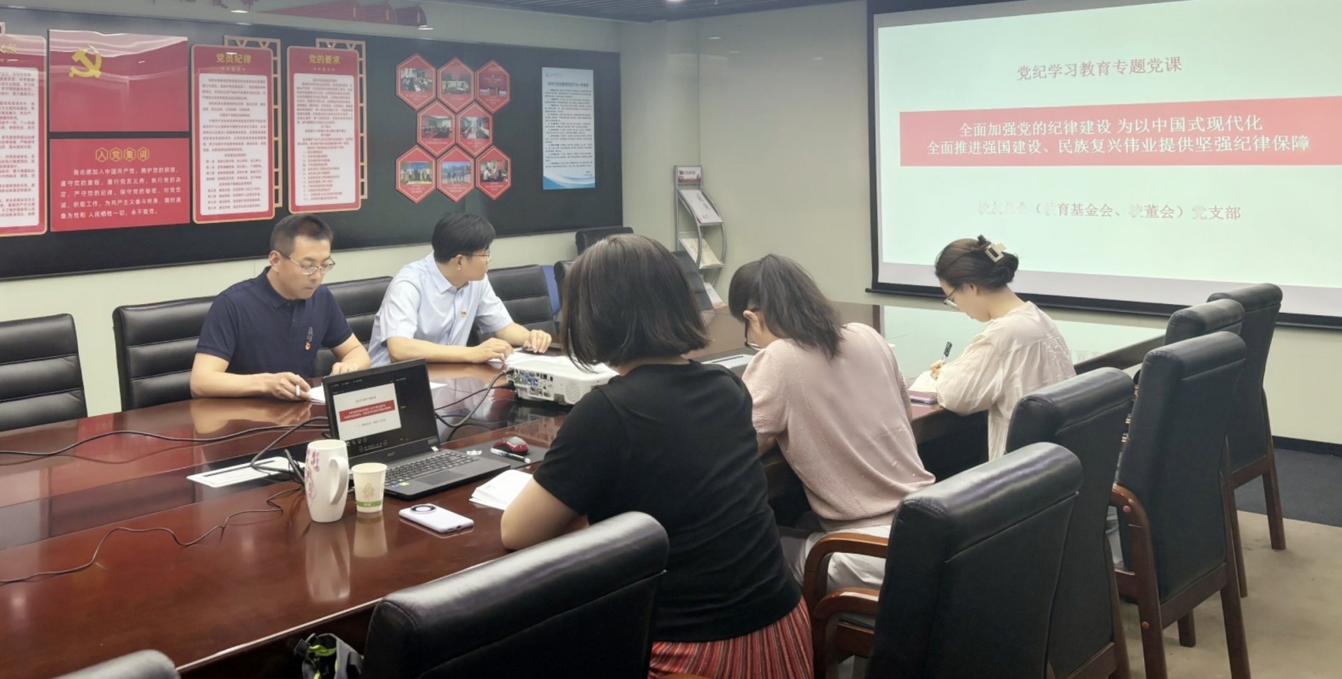 为扎实推进深入贯彻中央八项规定精神b