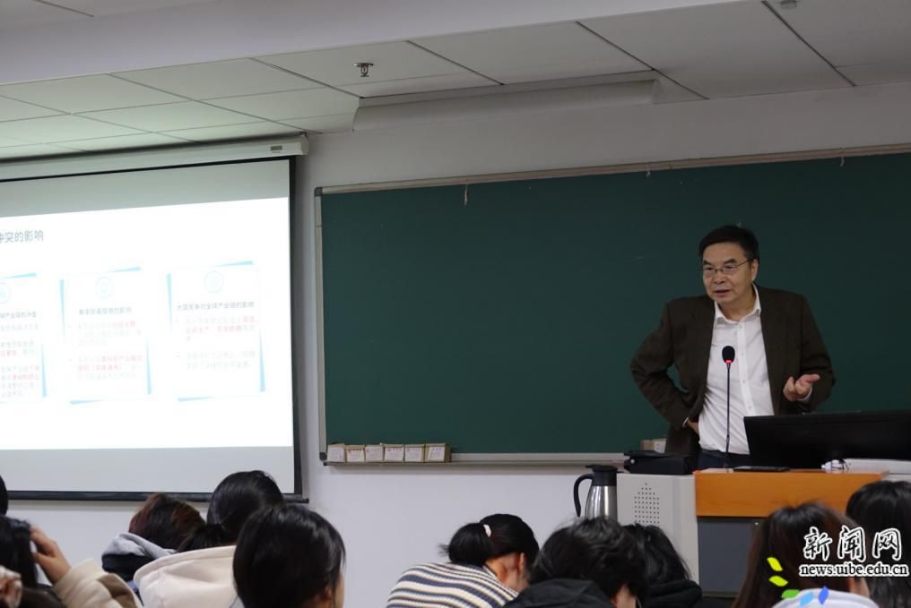 image2.jpeg 赵忠秀校长为本科生讲授“全球产业链调