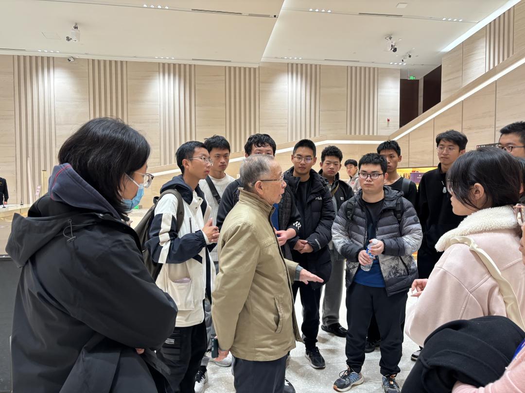 引导师生党员从抗日战争历史中汲取奋进
